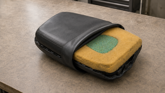 Motorzadel dat wordt opgevuld en opnieuw bekleed